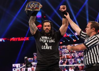 Reigns wrecks everyone, wins Universal Title at WWE Payback